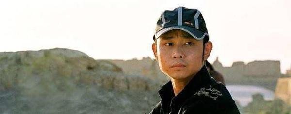 刀郎的“2002年的第一场雪”中的一句歌词“停靠在八楼的二路汽车”什么意思