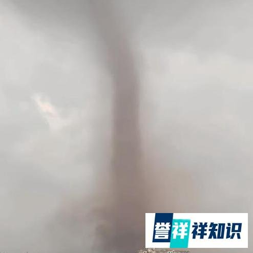 辽宁突发龙卷风，就在居民区附近，有地面物质被卷起，场面震撼！