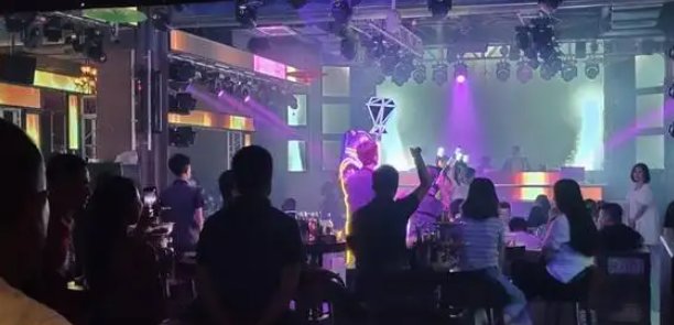 江苏一酒吧禁超130斤女生进，为什么开玩笑能作为不尊重他人的借口？