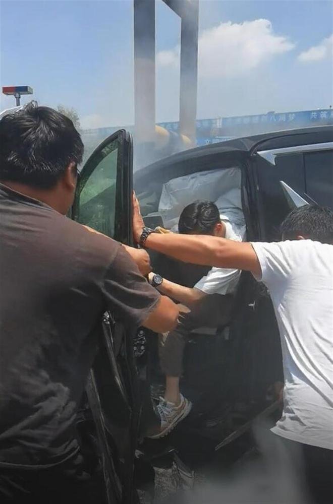 百万豪车出事故,车门锁死3人被困,有人因此事故受伤吗?
