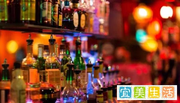 北京一女子酒吧内喝酒，在女厕遭服务员强奸，服务员：她先摸我的