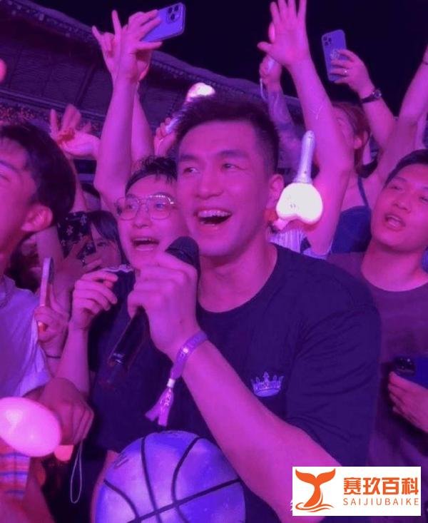 周杰伦郭艾伦合唱《稻香》,东北音传遍整个场馆,感觉很好听,村BA美女主持人也去看了演唱会