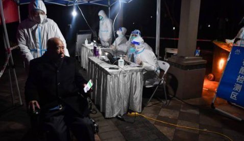 西安市民跨年夜合唱《我和我的祖国》,疫情下的西安出现了哪些暖心瞬间?