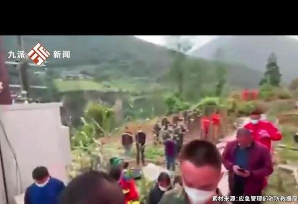 泸定地震超30人遇难 救援人员默哀 这是咋情况?