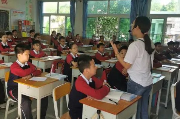 15岁的小陈跟朋友到酒吧，之后学习成绩急剧下降。
