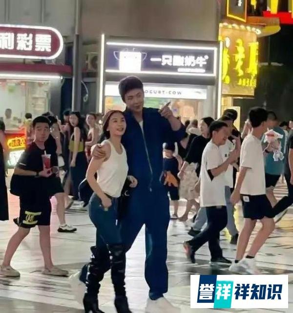 王子文和刘宇宁亮相重庆街头，身高差惹争议，看这亲密姿势不是普通关系！