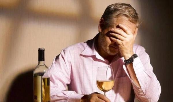 男子和朋友喝 22 瓶酒起幻觉坠楼身亡，你如何看待此案判决？