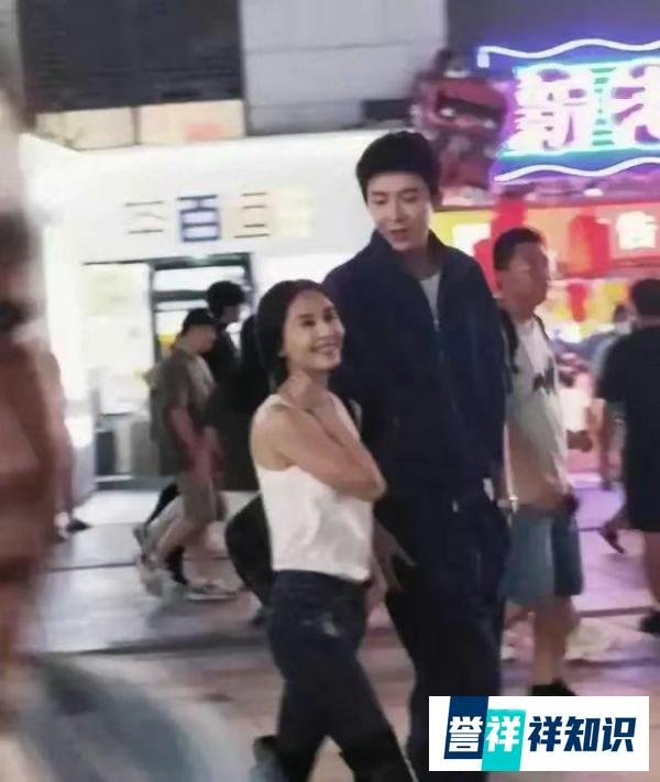 王子文和刘宇宁亮相重庆街头，身高差惹争议，看这亲密姿势不是普通关系！