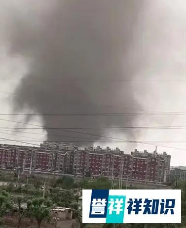 辽宁突发龙卷风，就在居民区附近，有地面物质被卷起，场面震撼！