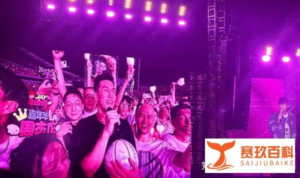 周杰伦郭艾伦合唱《稻香》,东北音传遍整个场馆,感觉很好听,村BA美女主持人也去看了演唱会
