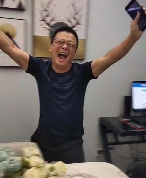 男生高考689分和父亲激动相拥 这是咋情况？