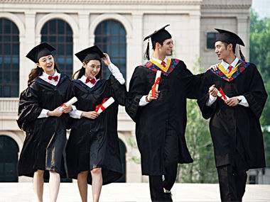 专家建议小学到研究生缩短两年，此举的目的是什么？