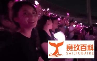 周杰伦郭艾伦合唱《稻香》,东北音传遍整个场馆,感觉很好听,村BA美女主持人也去看了演唱会