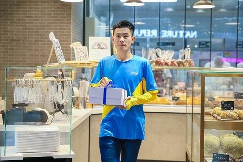上海一闪送员商场购物被要求脱制服,此举的原因是什么?