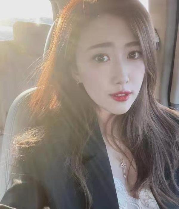 “人大女神”婚纱照传出，疑似正面承认了，老公也是富豪