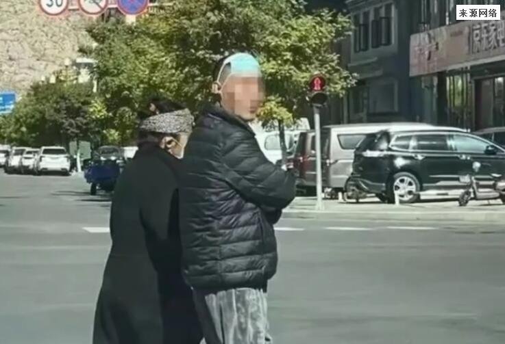 拉萨曝不文明行为：手拉手行走 两夫妻也不能拉手吗？