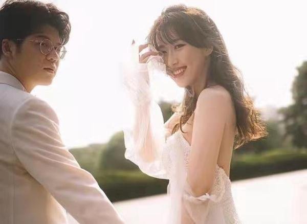 “人大女神”婚纱照传出，疑似正面承认了，老公也是富豪