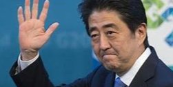 中枪刚倒地时安倍还能说话，中了第一枪后，安保人员为何没能保护好他？