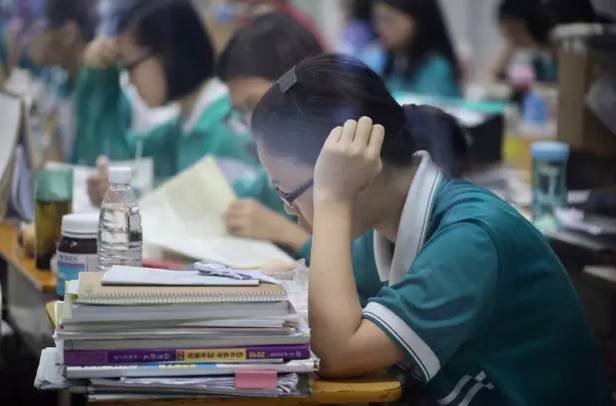 14岁男孩考上211和985,是学校团宠毕业照坐C位!是怎么做到的?