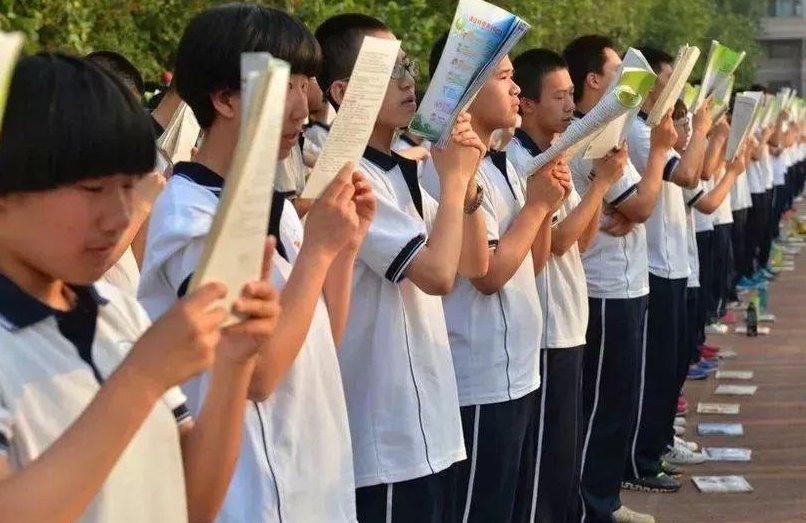14岁男孩考上211和985，是学校团宠毕业照坐C位！是怎么做到的？