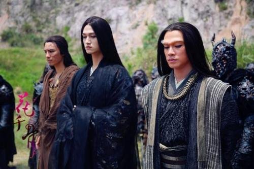 请问《花千骨》中大结局摩严为什么牺牲自己救花千骨?