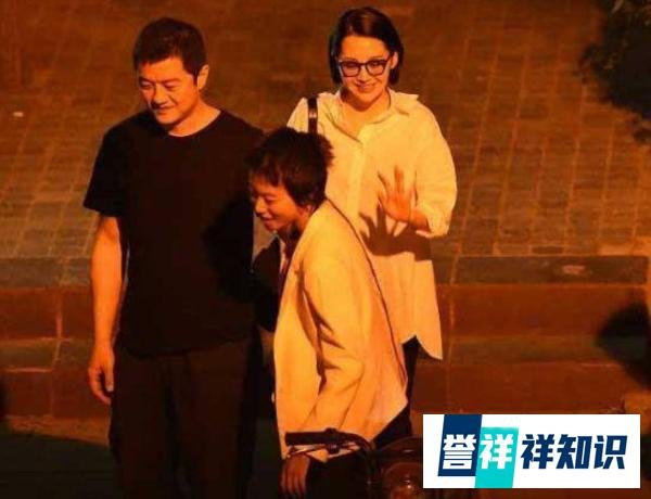 50岁李亚鹏再当爸，陪小19岁女友产检，“准继母”获李嫣认可