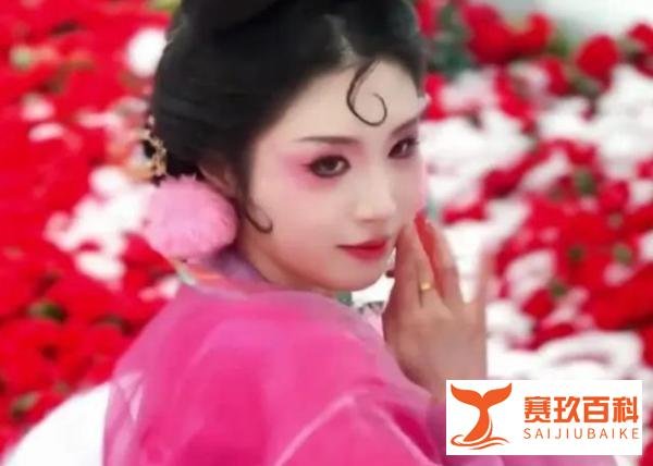 河南云台山景区“妲己”与游客亲密互动引争议，当事人回应：有把握好分寸，只和女生亲近