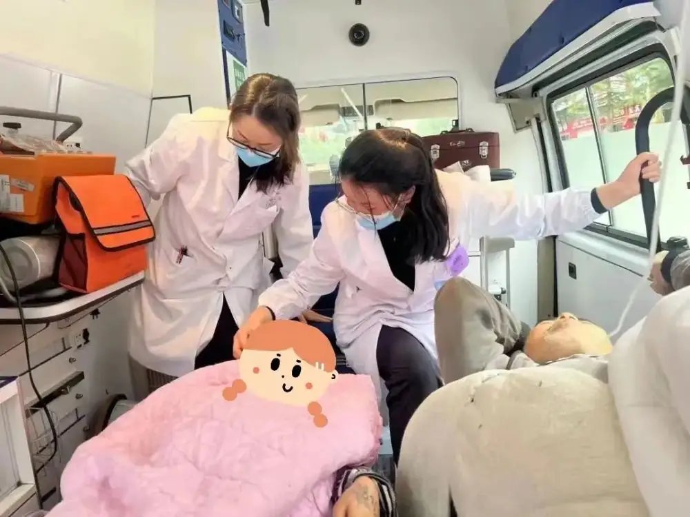 四川泸定地震发生后,首个“地震宝宝”平安降生了,孩子是怎么接生出来的?