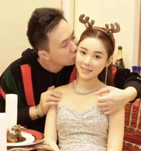 女婿摸着岳母胸部拍照，疯狂发亲脸摸大腿合照，两人关系不一般