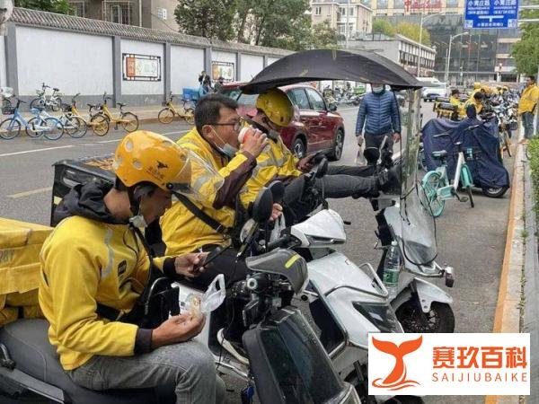 郑州某小区被外卖小哥孤立：业主丢东西，保安将外卖员关地下室！