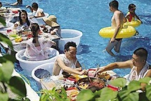 游客坐冰桶吃火锅，为何网友称“在空调房吃不香吗”？