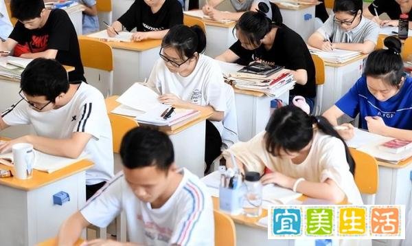 一年学费4万，单科8分涉事学校违规收取两千余万，被责令退费整改