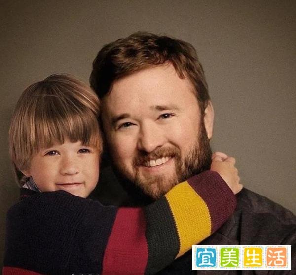 当明星晒出“另类”亲子照，粉丝直呼惊喜：这也太有趣了