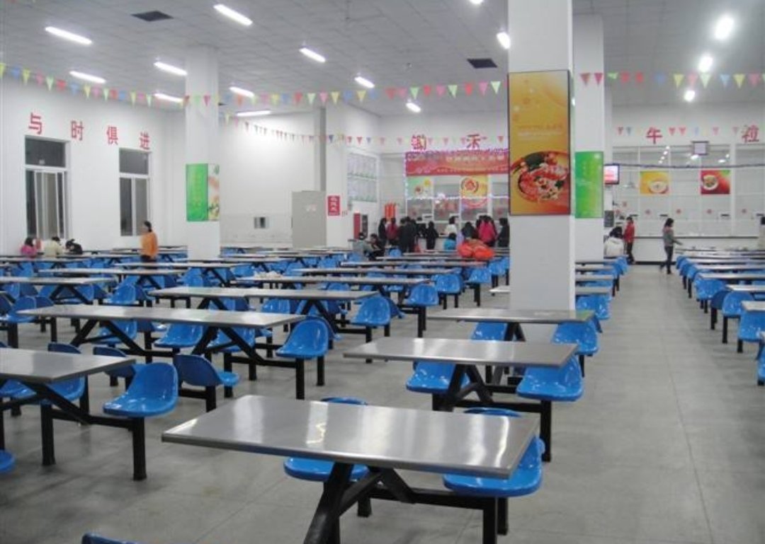 高校邀请学生妈妈到校做晚饭，学校此举有何目的？