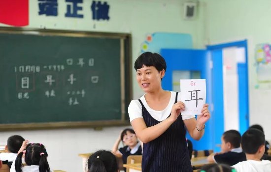 师恩难忘!6名白发老人探望101岁老师,这份师生情为何让人动容?