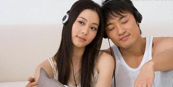 女婿摸着岳母胸部拍照，疯狂发亲脸摸大腿合照，两人关系不一般