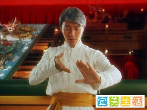 周星驰在《唐伯虎点秋香》中为何自称周伯通？一句话带出3个典故
