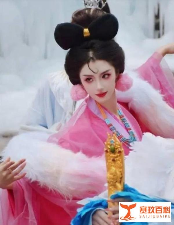 河南云台山景区“妲己”与游客亲密互动引争议，当事人回应：有把握好分寸，只和女生亲近