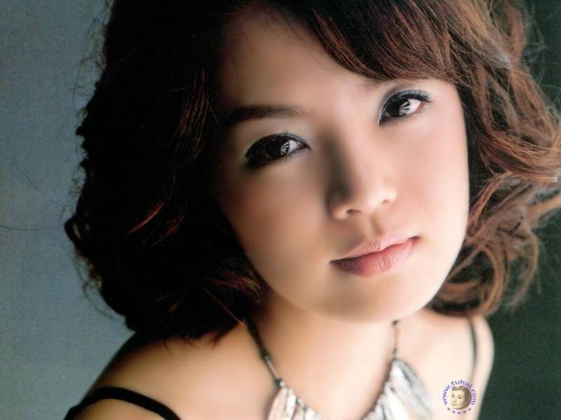 现在游戏风云里和bbc一起主持的女主持人叫什么啊？就是脸红红的那个（有资料更好）