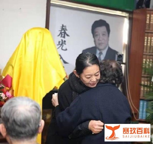 赵忠祥雕像在京揭幕，倪萍杨澜现场哽咽落泪，众人合唱生日快乐歌