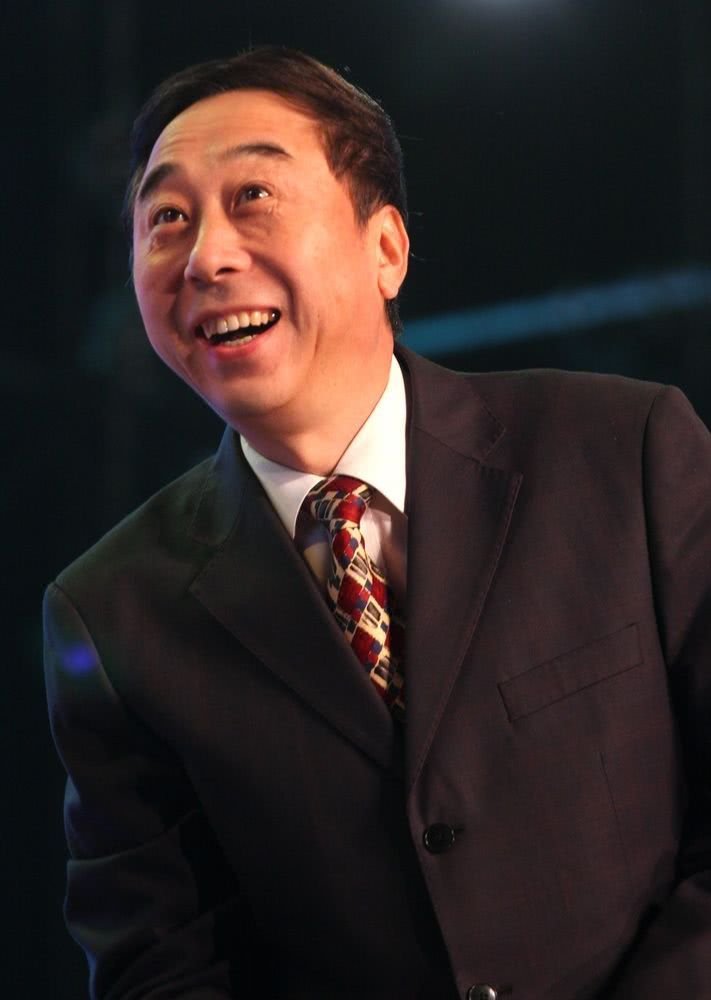 冯巩老婆原来是她，低调了37年长这样，难怪冯巩不愿意公开，她是谁？