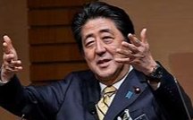 中枪刚倒地时安倍还能说话，中了第一枪后，安保人员为何没能保护好他？