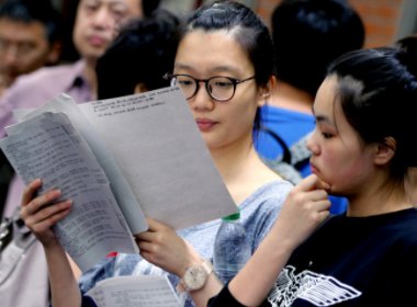 王灿龙建议高考纸版电子版准考证并行认证，这是否会让学生更依赖电子产品？