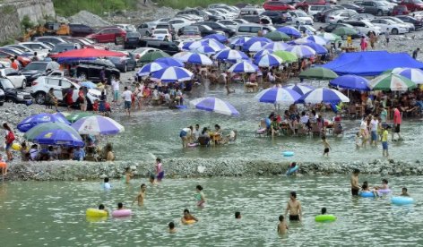 游客河道里打麻将,官方:已劝撤!人们为何对危险不自知?