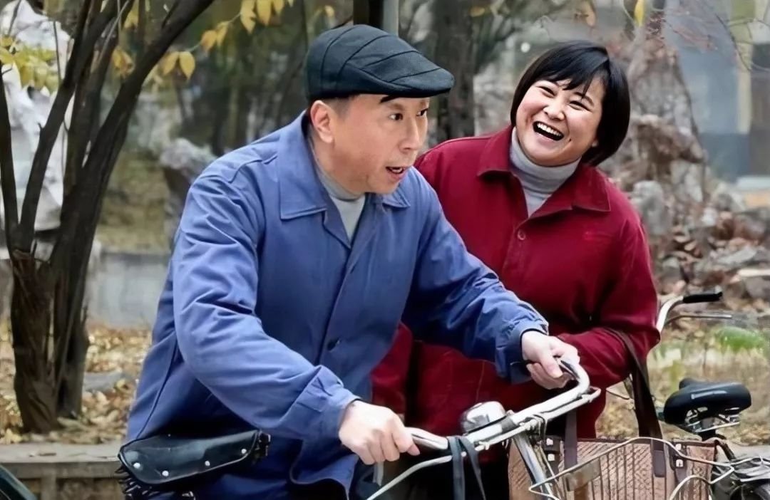 冯巩老婆原来是她，低调了37年长这样，难怪冯巩不愿意公开，她是谁？