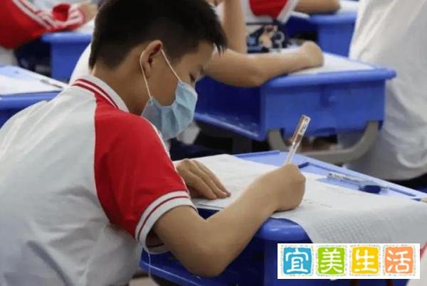 一年学费4万，单科8分涉事学校违规收取两千余万，被责令退费整改