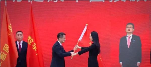 华为成立新十大军团，任正非：打压严苛时需调整队形，孟晚舟出席授旗仪式