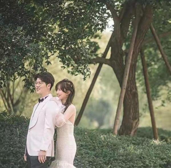 “人大女神”婚纱照传出，疑似正面承认了，老公也是富豪