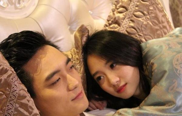女婿摸着岳母胸部拍照，疯狂发亲脸摸大腿合照，两人关系不一般