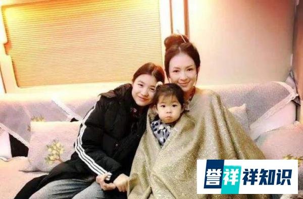 50岁李亚鹏再当爸，陪小19岁女友产检，“准继母”获李嫣认可